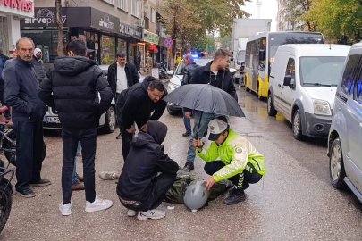 Kadın polis, yaralı ıslanmasın diye başında şemsiyeyle bekledi