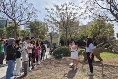 İşitme engelli gençler, İzmir'i 'Ellerin Dilinden Öyküler' ile keşfetti
