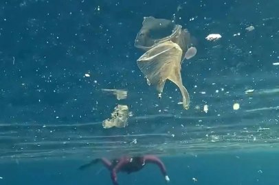 Yağışlar sonrası denizdeki plastik kirliliği kamerada
