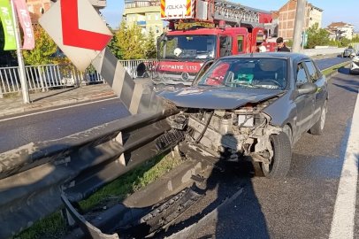 Bariyerlerin saplandığı otomobildeki çift yaralandı