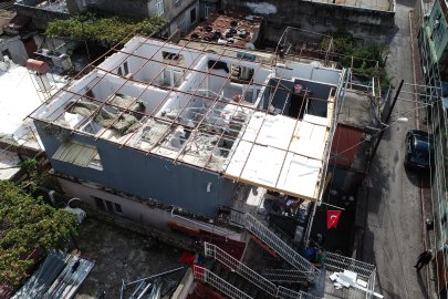 Kuvvetli rüzgarda çatısı uçan evin sahibi: Deprem oldu sandık