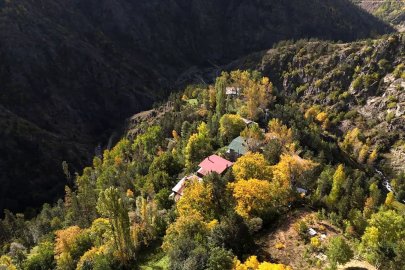 Kayaların üzerine kurulan köyde sonbahar manzarası / Ek fotoğraflar