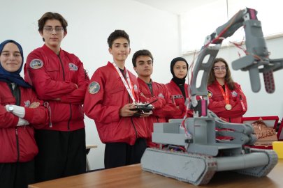 Geliştirdikleri paletli kargo taşıma robotuyla TEKNOFEST’te birinci oldular