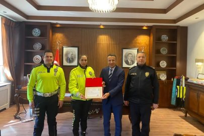Yaralı ıslanmasın diye başında şemsiyeyle bekleyen kadın polise başarı belgesi