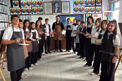 Okulda kurulan sanat atölyesinde yeteneklerini keşfedip ressam olmak istiyorlar