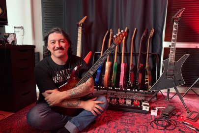 Tutkusu olan müziği seçti, arkadaşlarıyla kurduğu online platformla binlerce kişiye gitar dersi veriyor