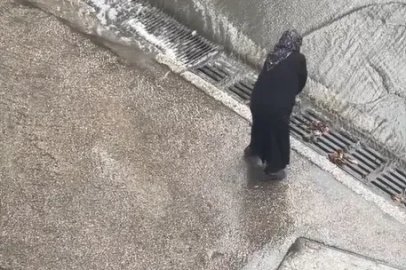Yalova'da sağanakta tıkanan mazgalı temizleyen kişiyi, Vali Usta ziyaret etti