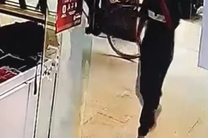 Gazoz içerek girdiği dükkanın vitrinindeki cep telefonunu çalıp kaçtı