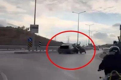 Sürücünün drift attığı otomobilin motosiklete çarptığı kaza kask kamerasında