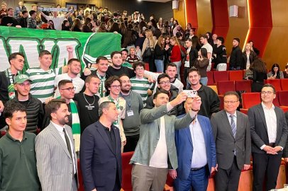 Bursaspor Başkanı Enes Çelik ve futbolcular, Mudanya Üniversitesi’nde öğrencilerle buluştu