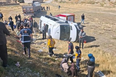 TIR'la yolcu minibüsü çarpıştı; 1'i ağır, 11 yaralı