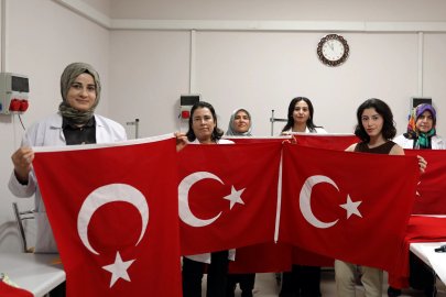 Bayrak sevgisini el emeğiyle yaşatıyorlar