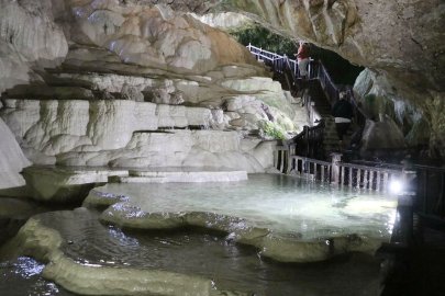 'Yer altındaki gizli Pamukkale' Kaklık Mağarası, ziyaretçi sayısında kendi rekorunu geliştirdi