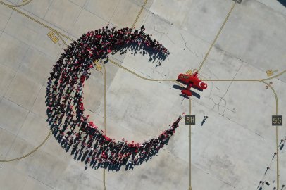 Cumhuriyet Bayramı'na özel koreografi; insanlar hilal, akrobasi uçağı yıldız oldu