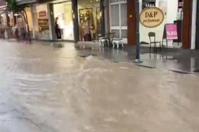 Çeşme'de sağanak, yaşamı olumsuz etkiledi