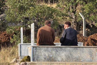 Eşi ve kendisi için mezar kazdırdı