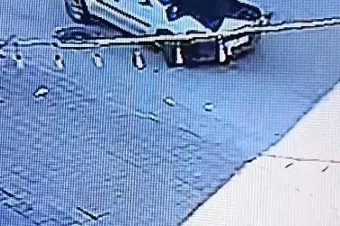 Trafikte önünü kestiği hafif ticari aracı çaldı; o anlar kamerada