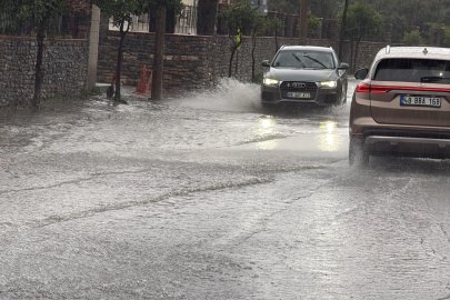 Bodrum'da sağanak; yollar göle döndü, iş yerlerini su bastı / Ek fotoğraflar