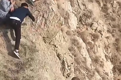 Gençler sarp kayalıklarda mahsur kalan koyunu kementle kurtardı