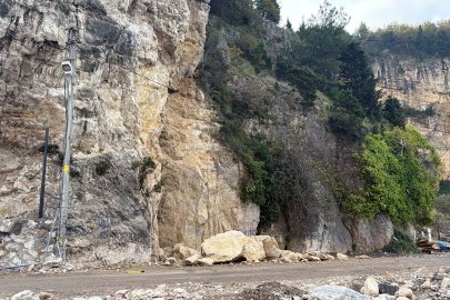 Amasra'da yola kaya parçaları düştü