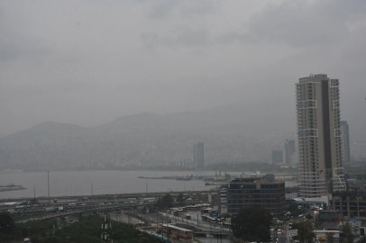 İzmir'i sis bulutu kapladı