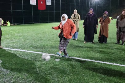 Kadınlar halı sahada Cumhuriyet coşkusunu yaşadı