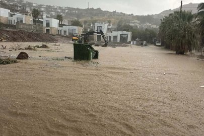 Bodrum'da sağanak; yollar göle döndü, iş yerlerini su bastı
