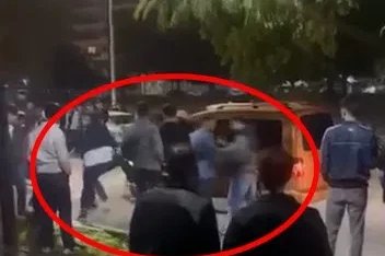 Tekmeli yumruklu kavga kamerada