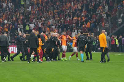 Derbi sonrası saha karıştı, Abdülkerim Bardakcı ile Archie Brown birbirine girdi