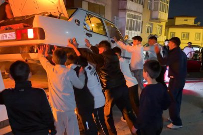 Kız istemeye gittikleri mahallede meşaleler yakıp, çekicideki otomobile patinaj yaptırdılar