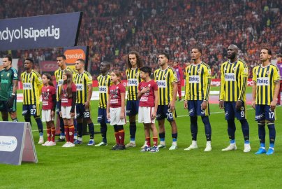 Fenerbahçe derbide mağlup olarak zirvenin 6 puan gerisinde kaldı