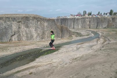 120 metre genişliğinde 60 metre derinliğindeki kanyonda halat üzerinde yürüyüş
