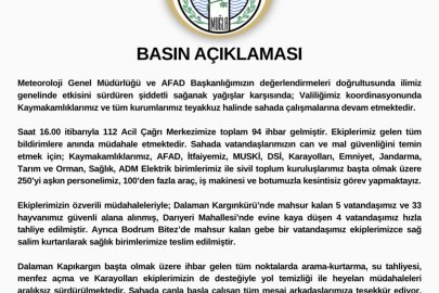 Bodrum'da sağanak; cadde ve sokaklar göle döndü, araçlar yolda kaldı (4)