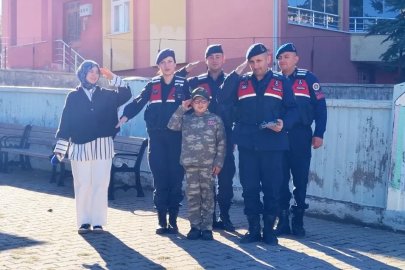 Jandarmadan Alparslan'a sürpriz ziyaret;  hayalindeki devriyeye çıktı, dron uçurdu 