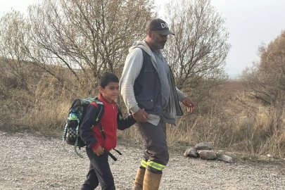 Özel gereksinimli oğlunu her gün sırtında taşıyıp ırmaktan geçiriyor