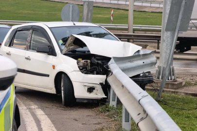 Bariyerlere çarpan otomobilin sürücüsü yaralandı
