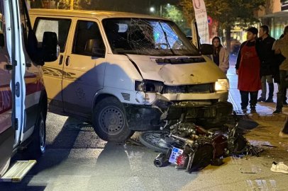 Minibüs ile motosiklet kafa kafaya çarpıştı: 1 yaralı 