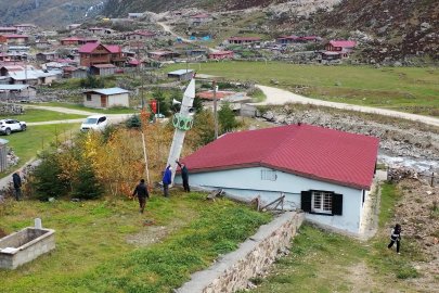 Gelenek yine bozulmadı; kış öncesi minareyi yatırdılar