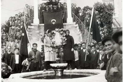 Demirci'de 98 yıl önceki Cumhuriyet karesi yeniden canlandırıldı