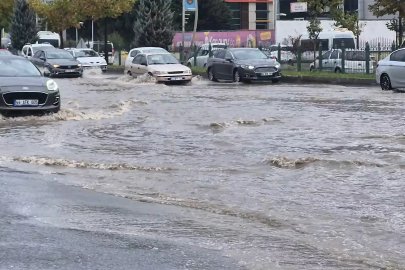 Malatya'da sağanak nedeniyle yollar göle döndü