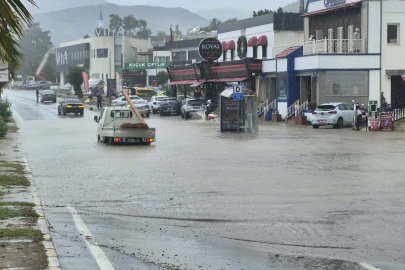 Bodrum'da sağanak; cadde ve sokaklar göle döndü, araçlar yolda kaldı (2)