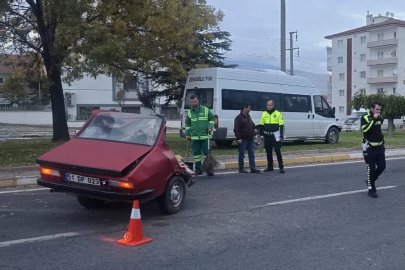 Minibüs ile çarpışan otomobil ikiye bölündü