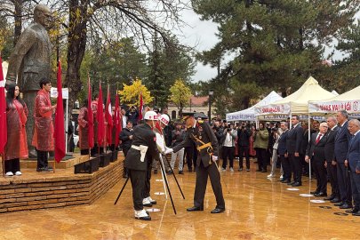 Sivas’ta çelenk töreni öncesi sağanak bastırdı