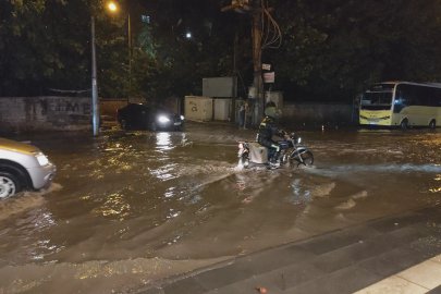 Mardin'de sağanak; ev ve iş yerlerini su bastı (2)