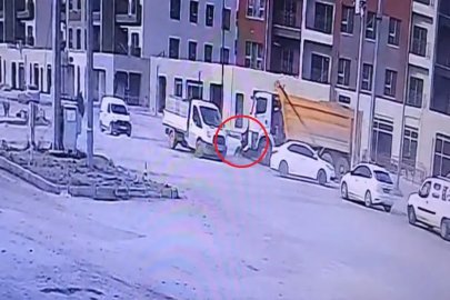 Hafriyat kamyonuyla çarpışan motosikletin sürücüsünün öldüğü kaza kamerada