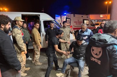 Hakkari’de kaçak göçmenleri taşıyan minibüs dereye yuvarlandı: 20 yaralı