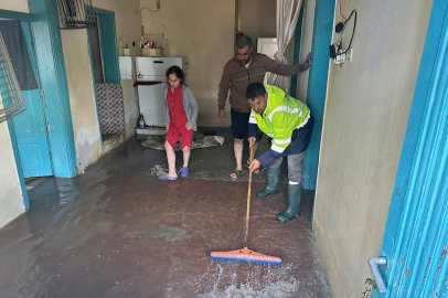 Mersin'de sağanak; ev ve iş yerlerini su bastı, yollar göle döndü