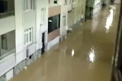 Çanakkale Biga’da sağanak; cadde ve sokaklar göle döndü