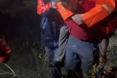 Bursa’da kaybolan çift bulundu; ekipler yaşlı adamı sırtında taşıdı