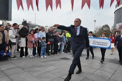 Beden eğitimi öğretmeninin tören yürüyüşü alkış topladı 